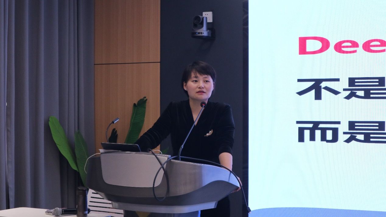 电脑前的人AI 生成的内容可能不正确。